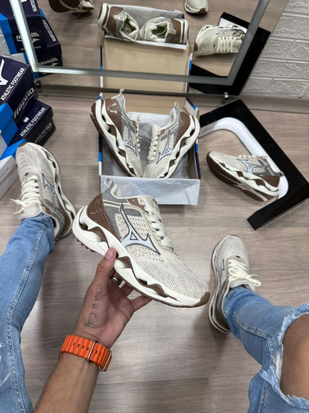 Mizuno Wave Stratos Off White e Marrom — foto principal