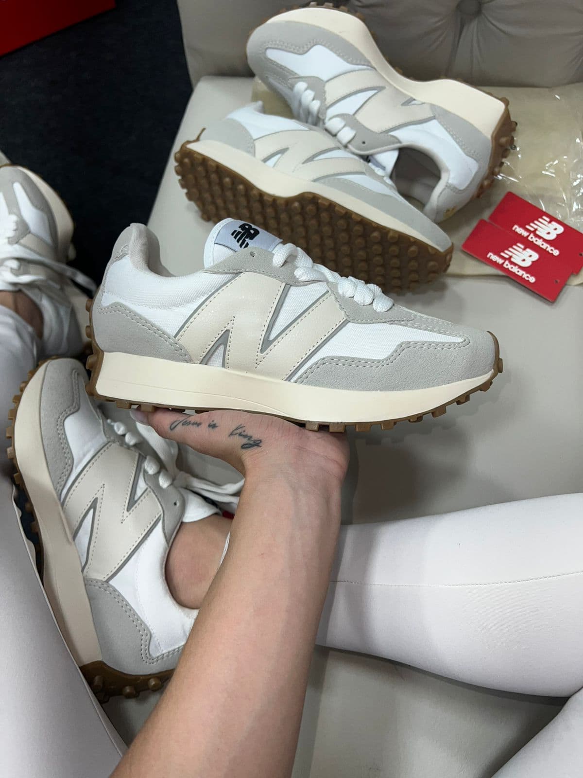 New Balance 327 Branco E Bege Feminino — foto principal