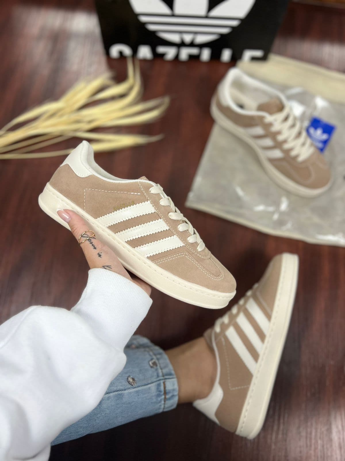 Adidas Gazelle Bege — foto principal