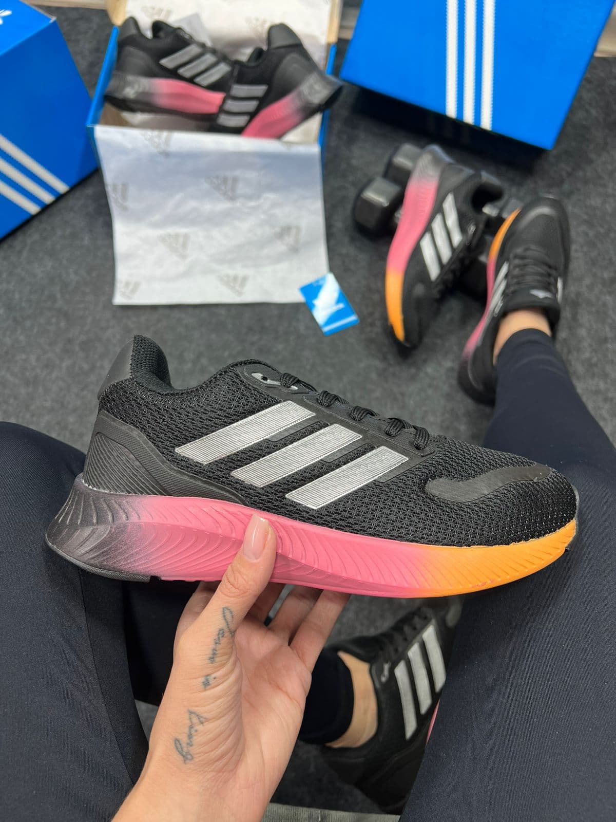 Adidas Falcon Premium Preto com Prata e Rosa — foto principal