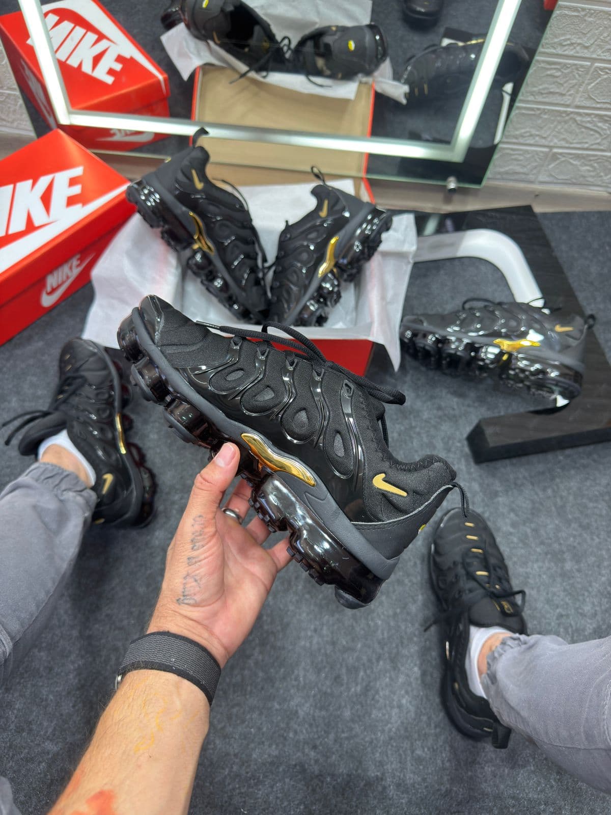 Nike Vapor Max Plus Preto e Dourado — foto principal