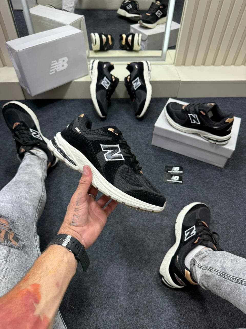 New Balance 2002R Preto e Branco — foto principal