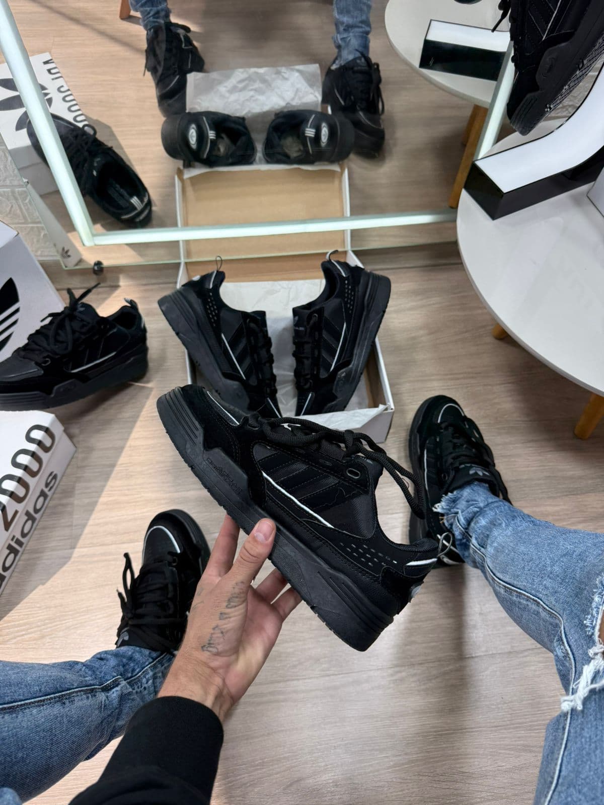 Adidas 2000 Premium Preto e Branco — foto principal