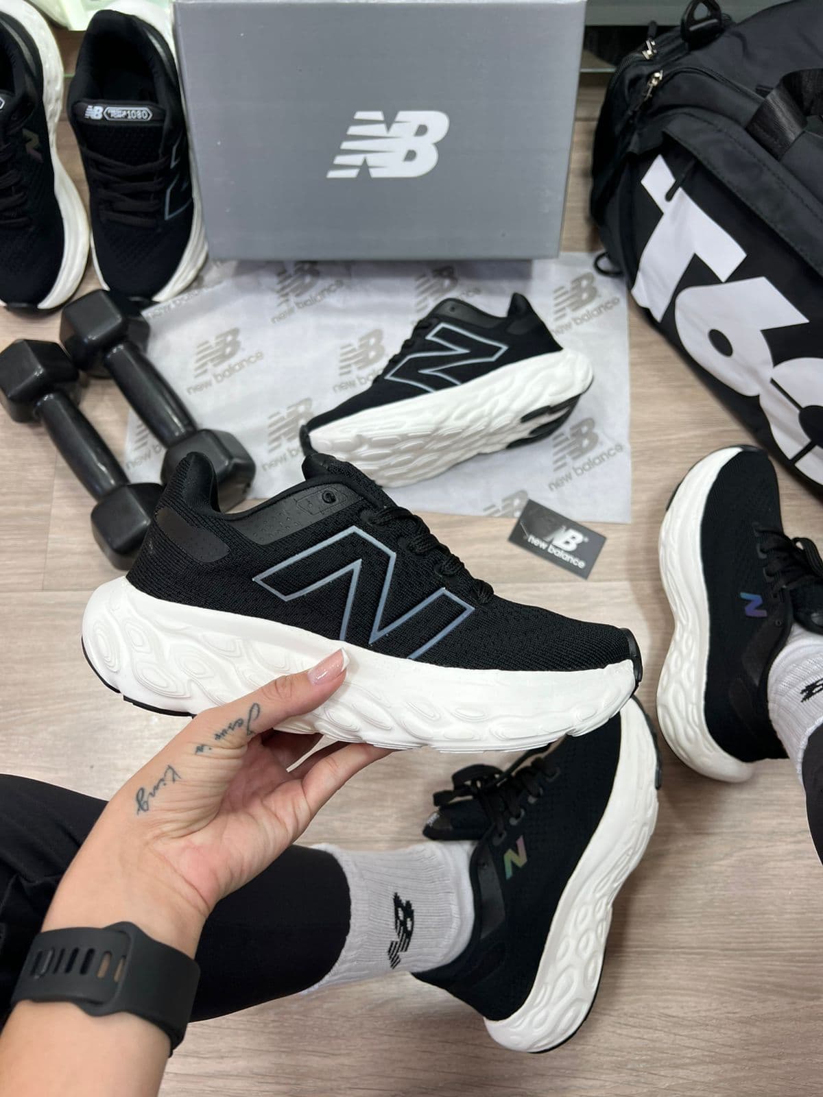 New Balance Fresh Foam 1080 Preto e Branco — foto principal