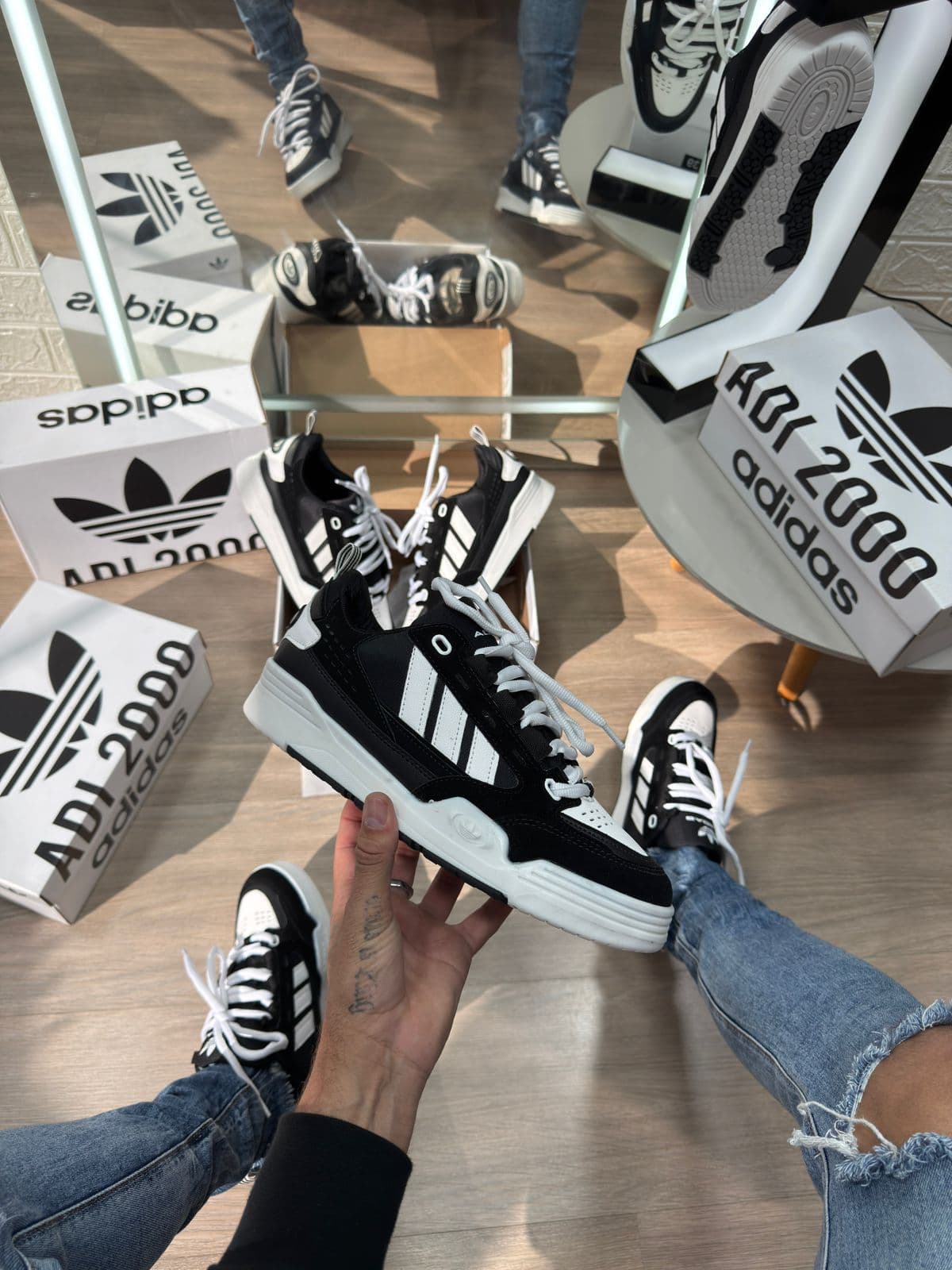 Adidas 2000 Premium Branco e Preto — foto principal