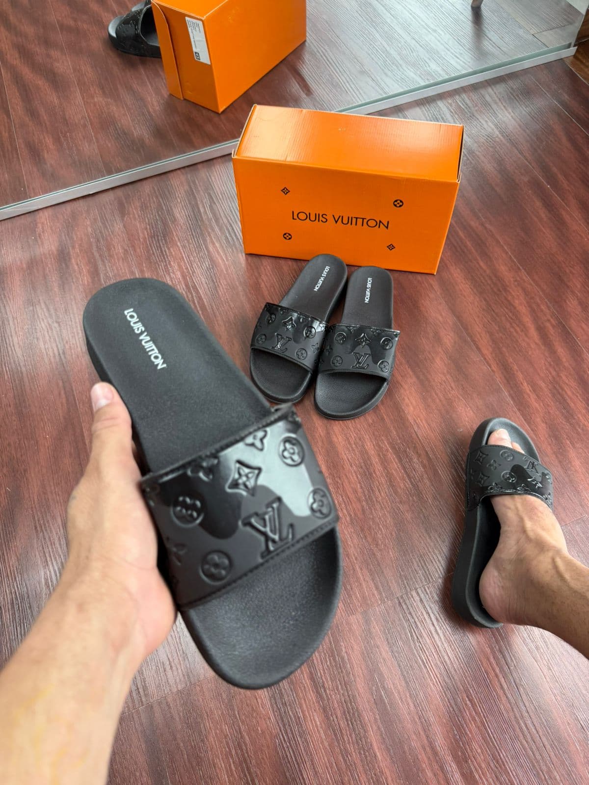 Chinelo Slide Louis Vuitton Preto/preto Vinil — foto principal