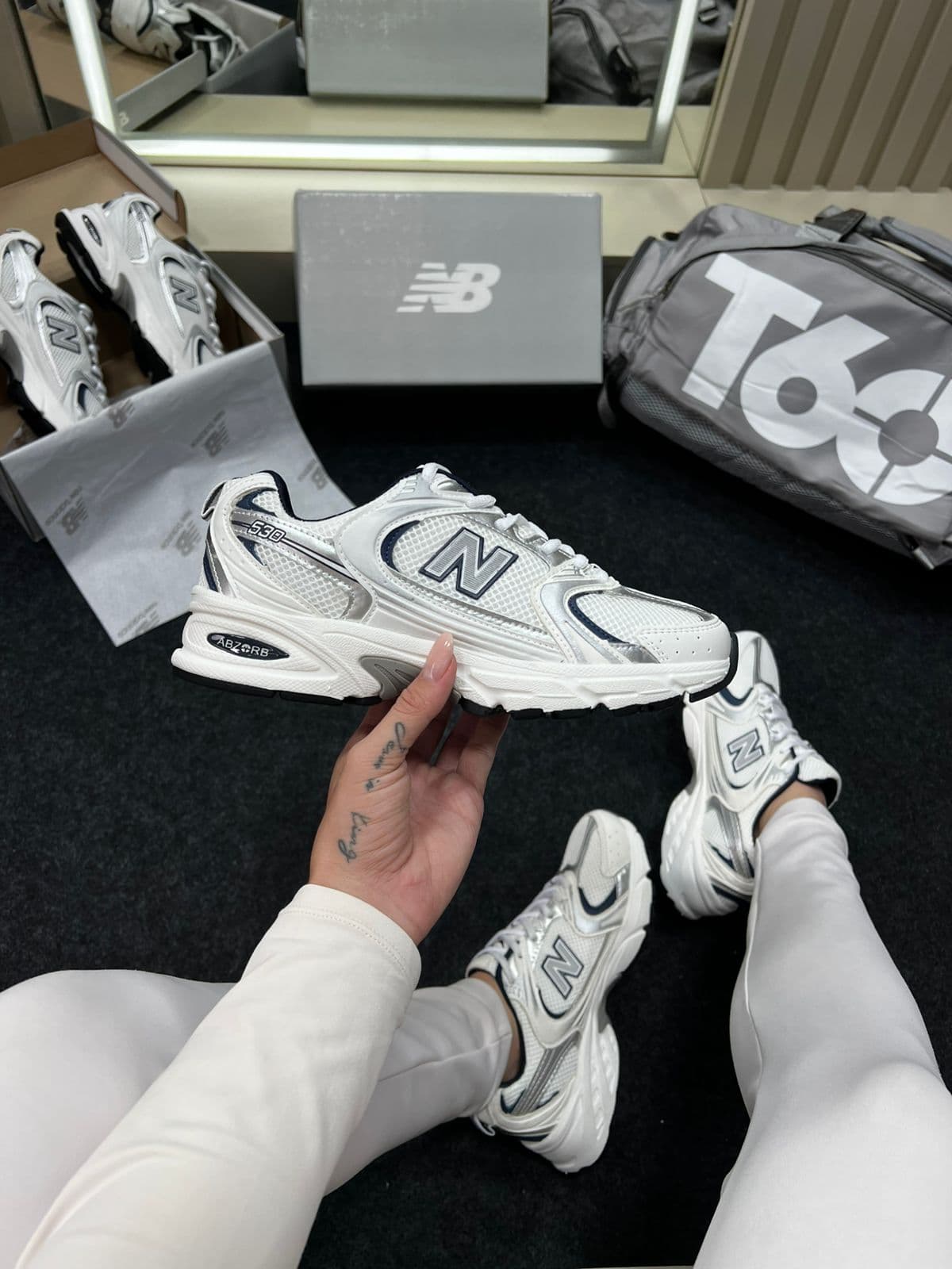 New Balance 530 Branco e Azul Marinho — foto principal
