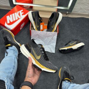 Nike Air Zoom X Invincible Run 3 Preto e Dourado