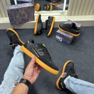 Tênis OUS Essencial Premium Preto e Dourado